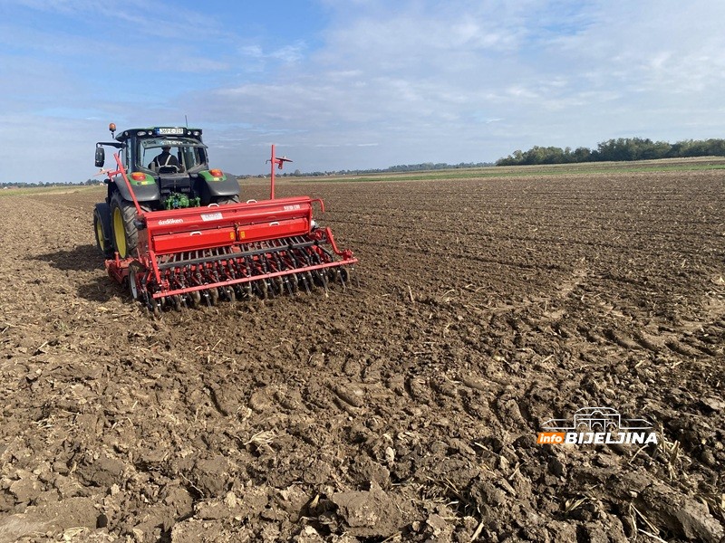Zahuktava se sjetva u Semberiji: Zašto poljoprivrednici sve više prelaze na pšenicu? /FOTO/