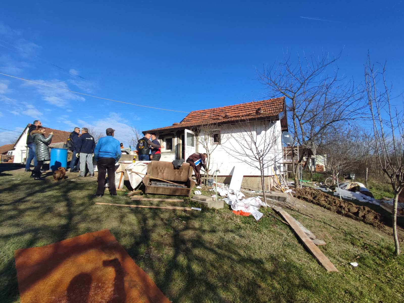 Humanost na djelu: Bijeljinski bajkeri renovirali trošnu kuću djevojčici i njenom teško bolesnom ocu