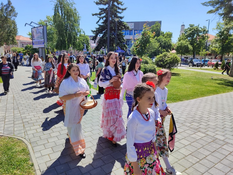 Lazarice na bijeljinskom trgu najavile Vaskrs i dolazak proljeća (FOTO)