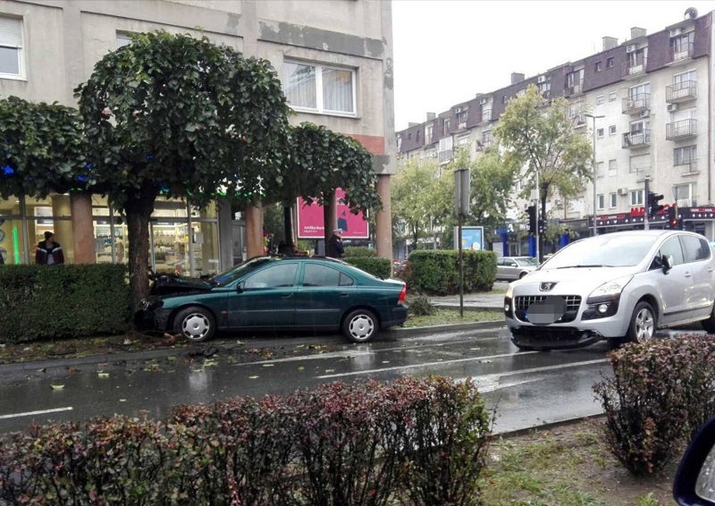 Bijeljina: U udesu u centru lakše povrijeđen vozač 