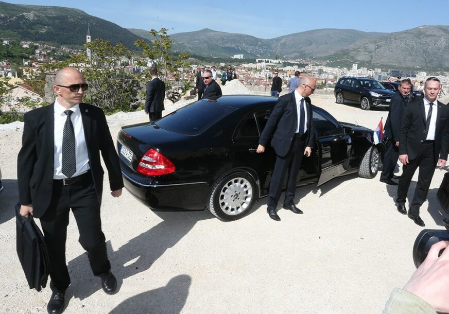 Građani BiH u ovoj godini platili DVA MILIONA KM za čuvanje političara