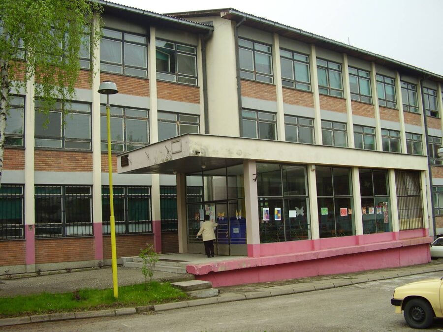 Grupa učenika pretukla maloljetnika, prijetili da će ga “izbosti ukoliko kaže policiji”