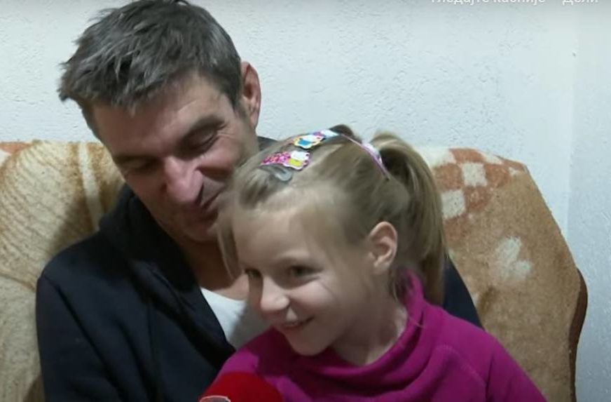 Bijeljina: Slavko sam brine o kćerkici Biljani, žive u teškim uslovima i potrebna im je pomoć
