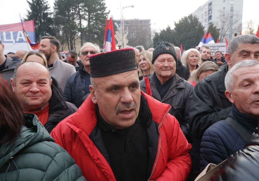 Zmaj od Šipova STIGAO U NARODNOJ NOŠNJI: Ilija Grahovac na skupu podrške Dodiku