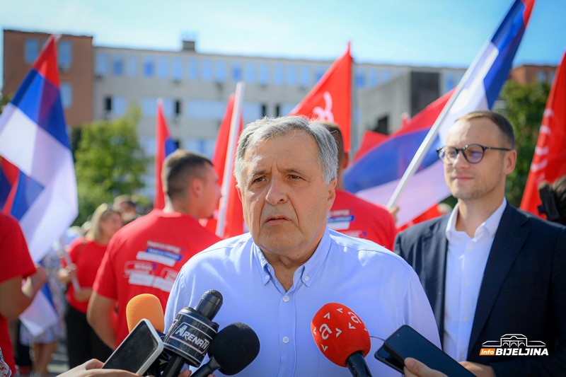 Bijeljinski SNSD: Danas drugi počinju kampanju, mi nastavljamo sa radom (FOTO)