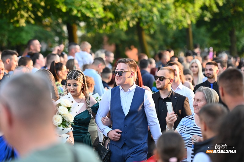 Ulicama Bijeljine večeras prodefilovalo 250 maturanata Poljoprivredne i medicinske škole (FOTO)