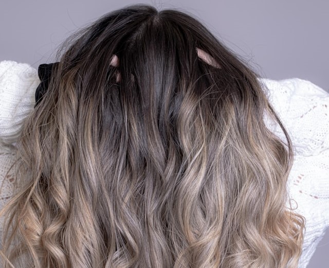 Zašto kosa sijedi? Naučnici otkrili glavni uzrok i kako ga izbjeći