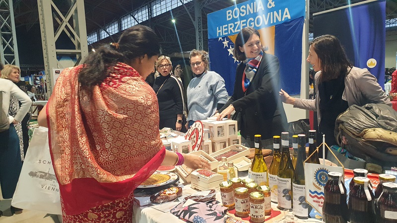 Humanitarni bazar Saveza žena UN-a u Beču: Na štandu liker iz Bijeljine, med iz Posavine, majevička rakija…