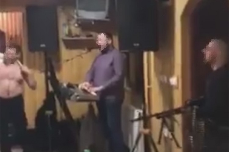 Ušao s mitraljezom u kafanu i zapucao, objavljen snimak