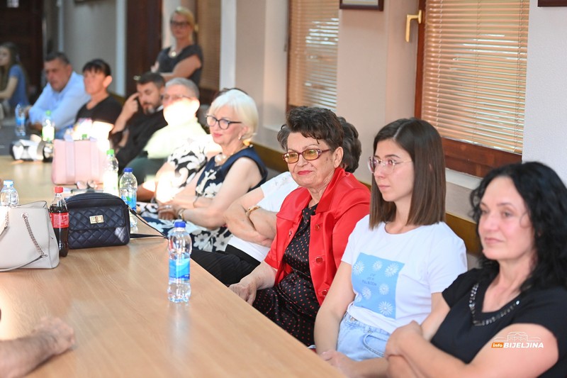 Promovisana knjiga “Kad bi iznijeli sanke” Bijeljinke Jane Čičarove: Mlada književnica izrasta u velikog umjetnika (FOTO)