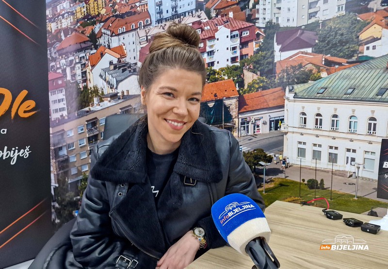 Duodrama „Preteruješ“ oduševila Bijeljince, glumice maestralno demistifikovale muško-ženske odnose (FOTO)