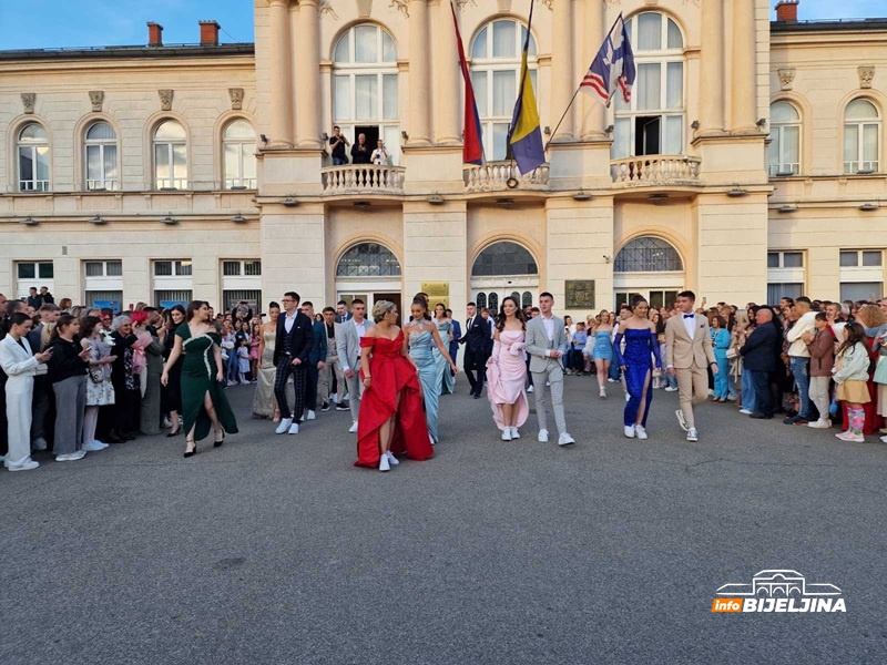 Scene koje su oduševile Bijeljince: Maturanti zaplesali pred zgradom Gradske uprave (VIDEO)