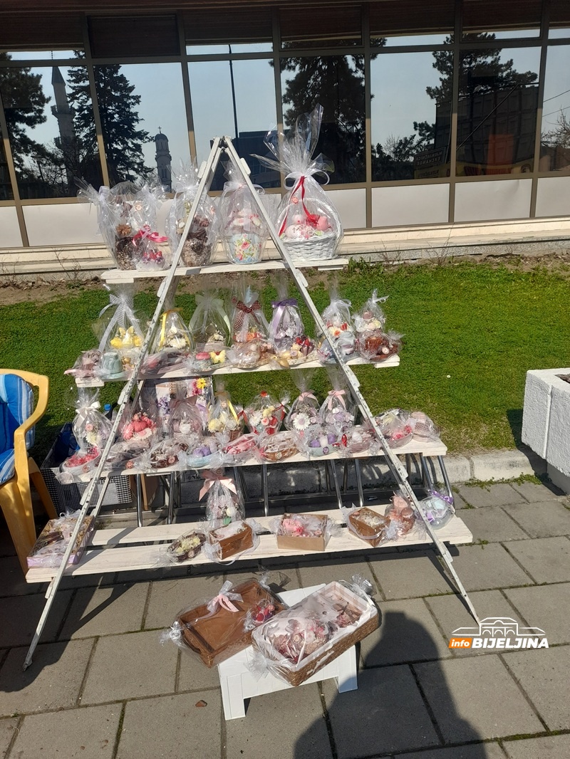 Bijeljinke prave i prodaju poklone za 8. mart: “Potrebno je mnogo ljubavi, strpljenja i vještine” (FOTO)