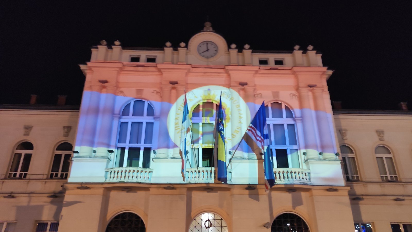 Zastava Srpske na zgradi Gradske uprave: Srećan ti 30. rođendan, Republiko!