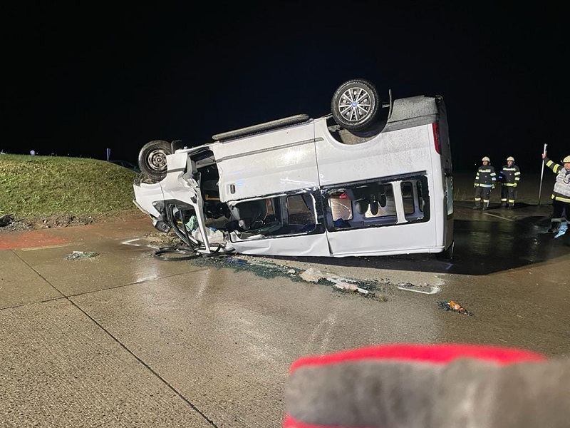 TEŽAK UDES U AUSTRIJI Prevrnuo se minibus, povrijeđeno osam osoba iz Srbije i Slovenije (FOTO)
