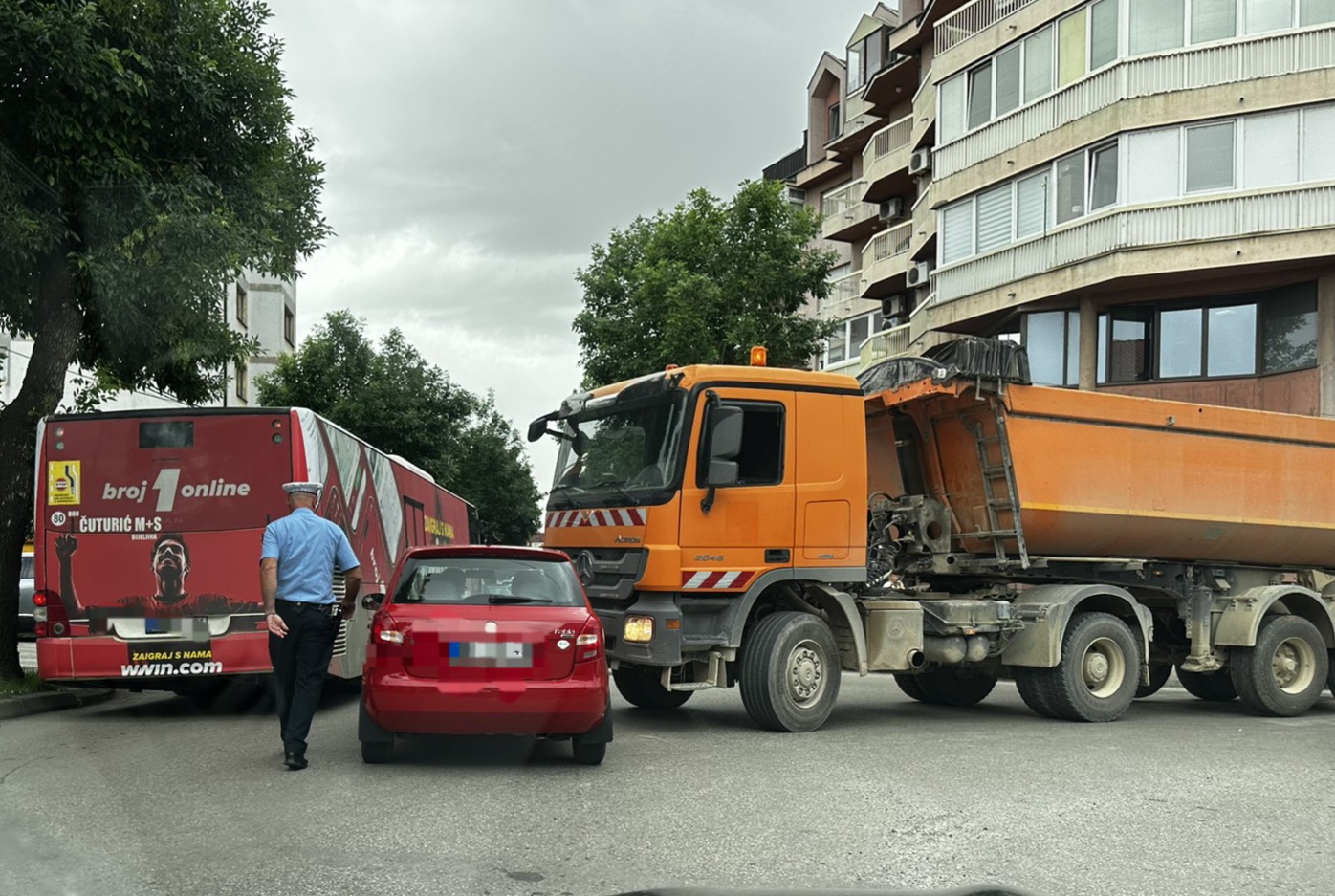 Saobraćajni kolaps u Bijeljini, sudarili se šleper i automobil (FOTO)