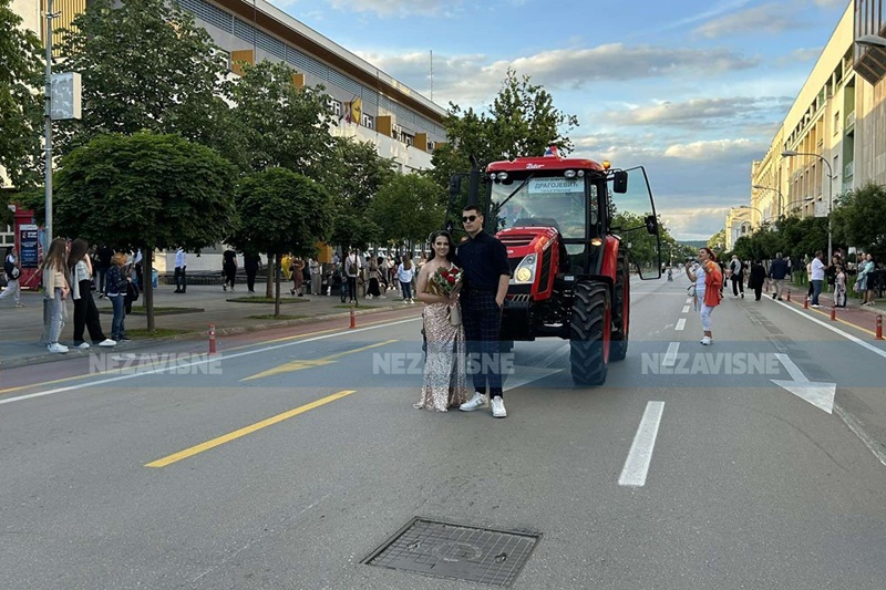 Maturanti Medicinske škole prodefilovali gradom, jedna maturantkinja došla traktorom (FOTO, VIDEO)