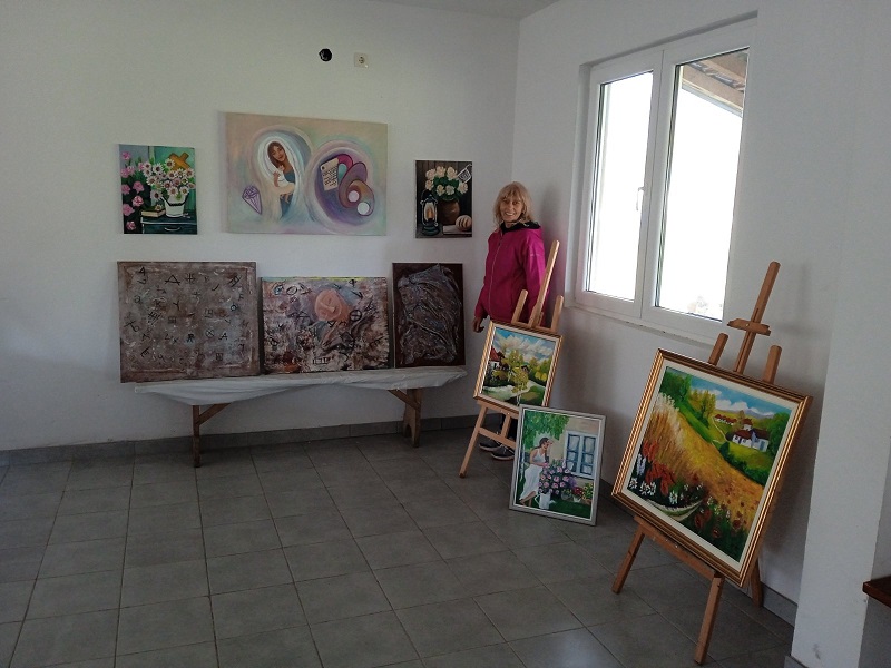 Izložba slika u Lipnici kod Loznice: Umjetnica dio kolekcije poklonila hramu