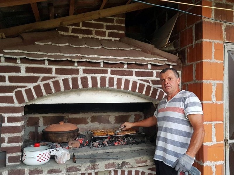 Žarko Špirić ozidao više od 60 pečenjara širom Semberije: Otkrio najvažnije pravilo kod izgradnje (FOTO)