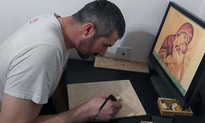 Igor je ČUVAR stare umjetnosti! Preko dana je zavarivač, a uveče postaje umjetnik - ŽARAČOM slika IKONE