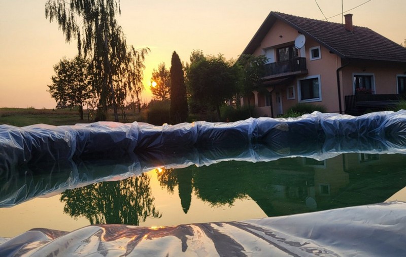 Snalažljivi Semberci pronašli spas od žege: Bazen napravili od bala sijena (FOTO)
