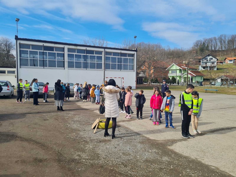Predavanja o bezbjednom učestvovanju pješaka u saobraćaju organizovana u osnovnim školama na Majevici 