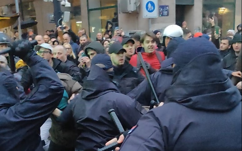 Tenzije ispred Rektorata u Beogradu nakon pretresa: Naguravanje građana i policije