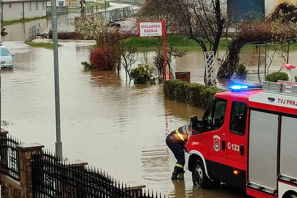 Pod vodom dijelovi Prnjavora, poplavljena domaćinstva u više naselja