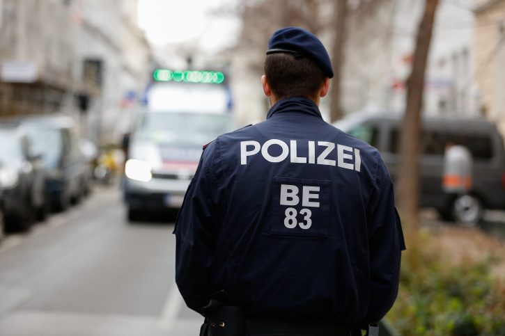 SRBIN UHAPŠEN U SALCBURGU Demolirao automobil, pa šutirao policiju