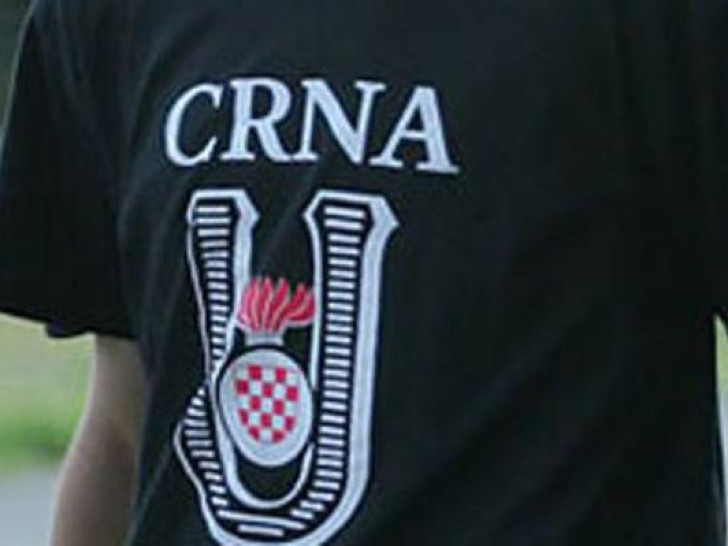 Grupa djece na snimku pozdravlja