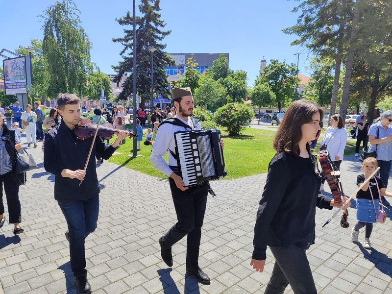 Lazarice na bijeljinskom trgu najavile Vaskrs i dolazak proljeća (FOTO)
