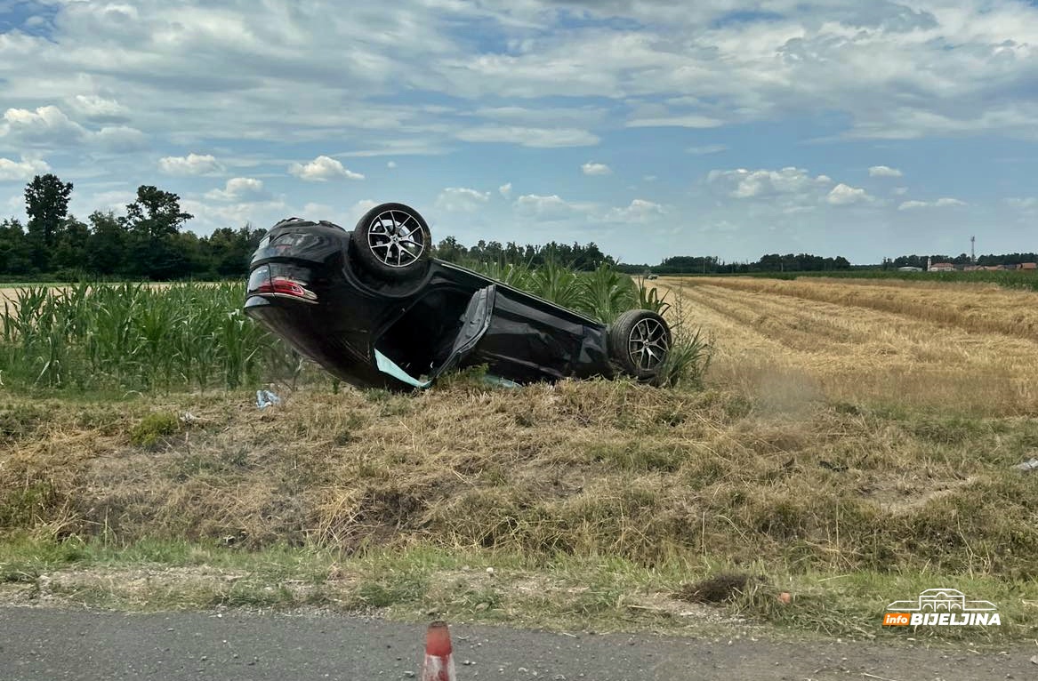 Policija o prevrtanju mercedesa u Ljeljenči: Povrijeđeni vozač, suvozač i dva maloljetnika
