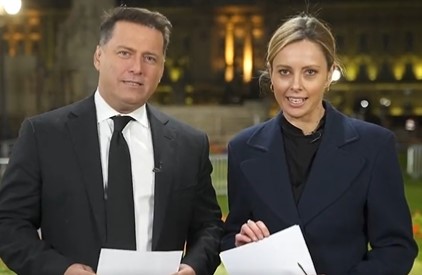 Uhvatila nekoliko trenutaka sna: Novinarka zaspala kolegi na krilu nakon 14 sati izvještavanja iz Londona