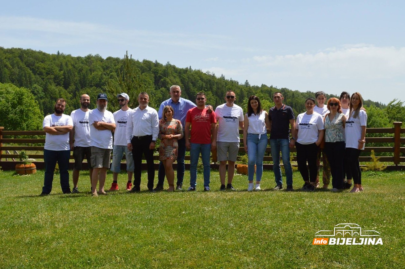 Slikari iz Bijeljine na likovnoj koloniji u Han Pijesku (FOTO)