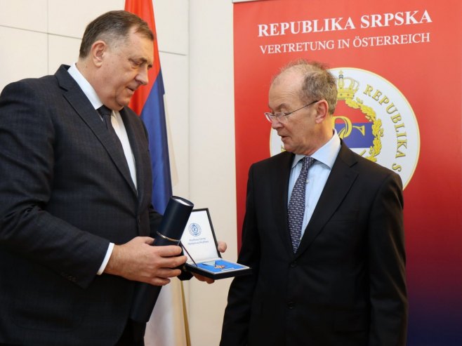 Beč: Dodik uručio Orden profesoru Peteru Frigu 