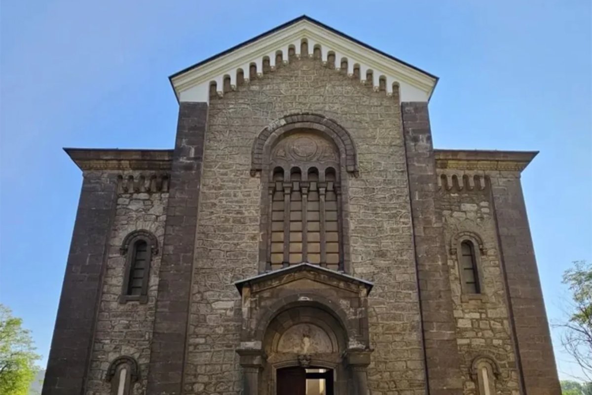 Novi napad na Srbe na Kosovu: Hodočasnici kamenovani tokom posjete hramu Svetog Save