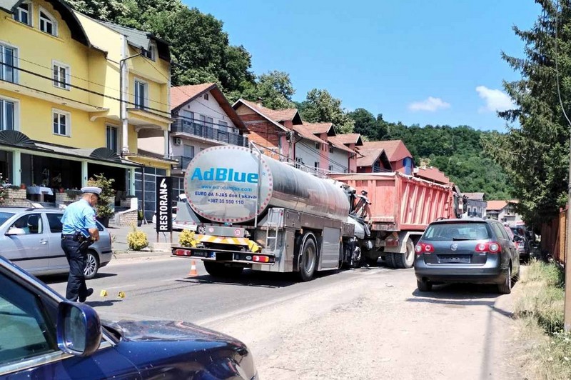 Sudar dva kamiona u Zvorniku, intervenisala Hitna (FOTO)
