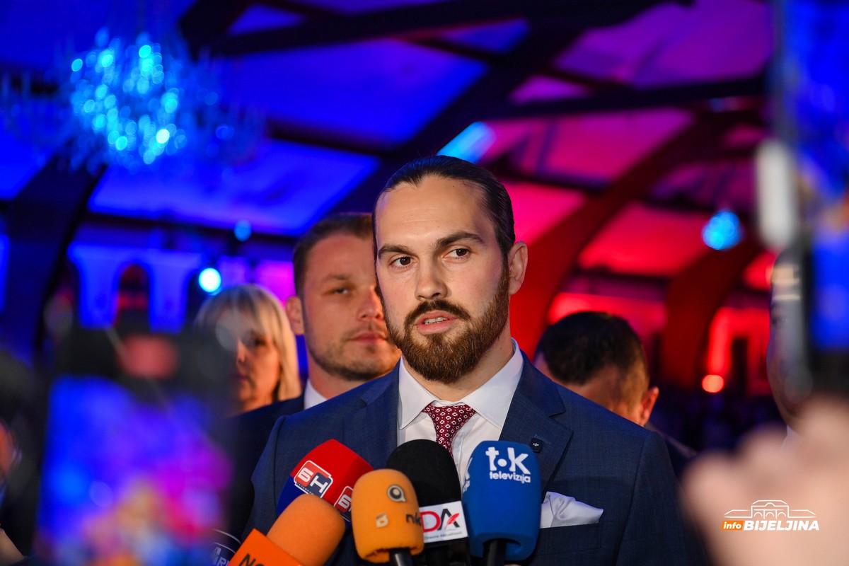 Stanišić: Politika SNSD-a je da pričaju o narodu, a rade protiv njega