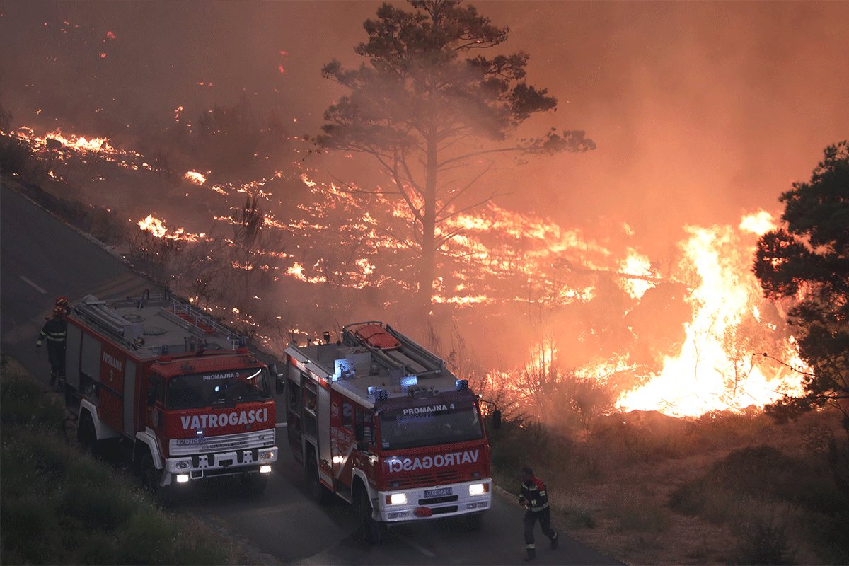 Dramatično u Hrvatskoj: Vatra se širi prema Nacionalnom parku Krka, zahvatila kuće