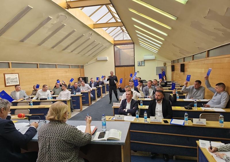 Ugljevik nagrađuje najbolje: Povelja Crkvenoj opštini, medalje učenicima generacija