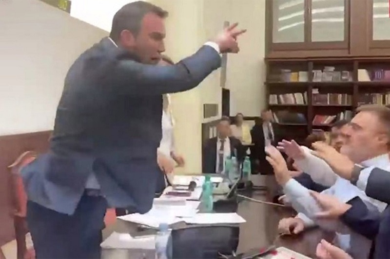 Incident u parlamentu: Gađao poslanike flašama i šoljama za kafu