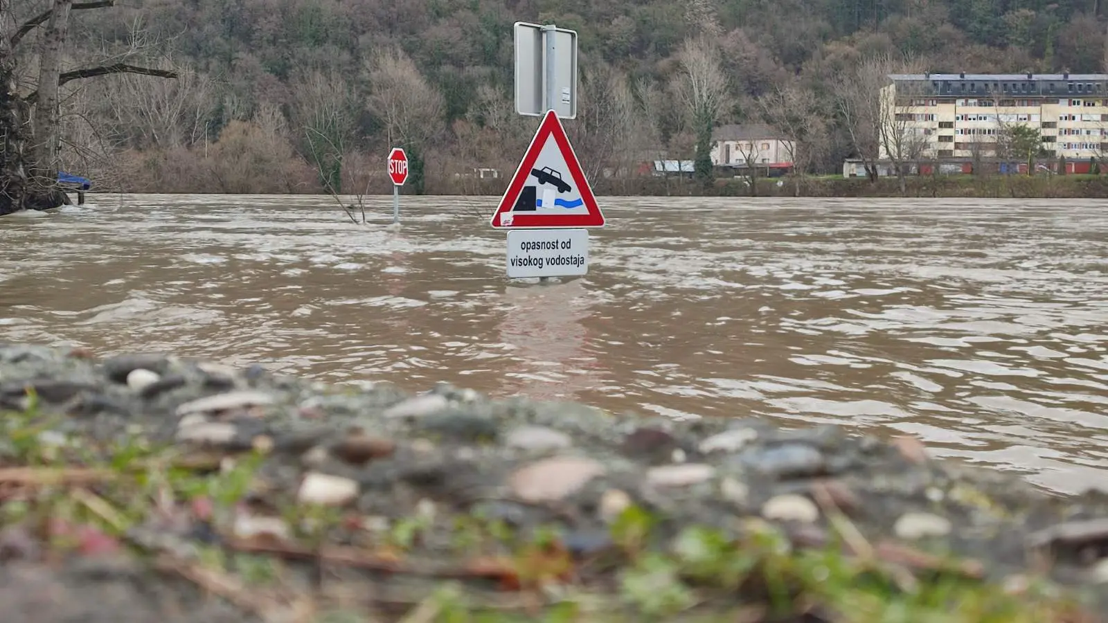 Zvornik: Voda ušla u deset kuća, Drina trenutno u blagom opadanju