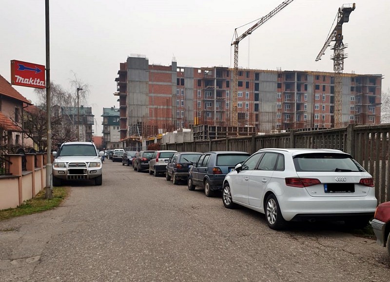 Bijeljina: Stanari Ulice Petrove gore negoduju – radnici građevinskog kompleksa uzurpirali put (FOTO)