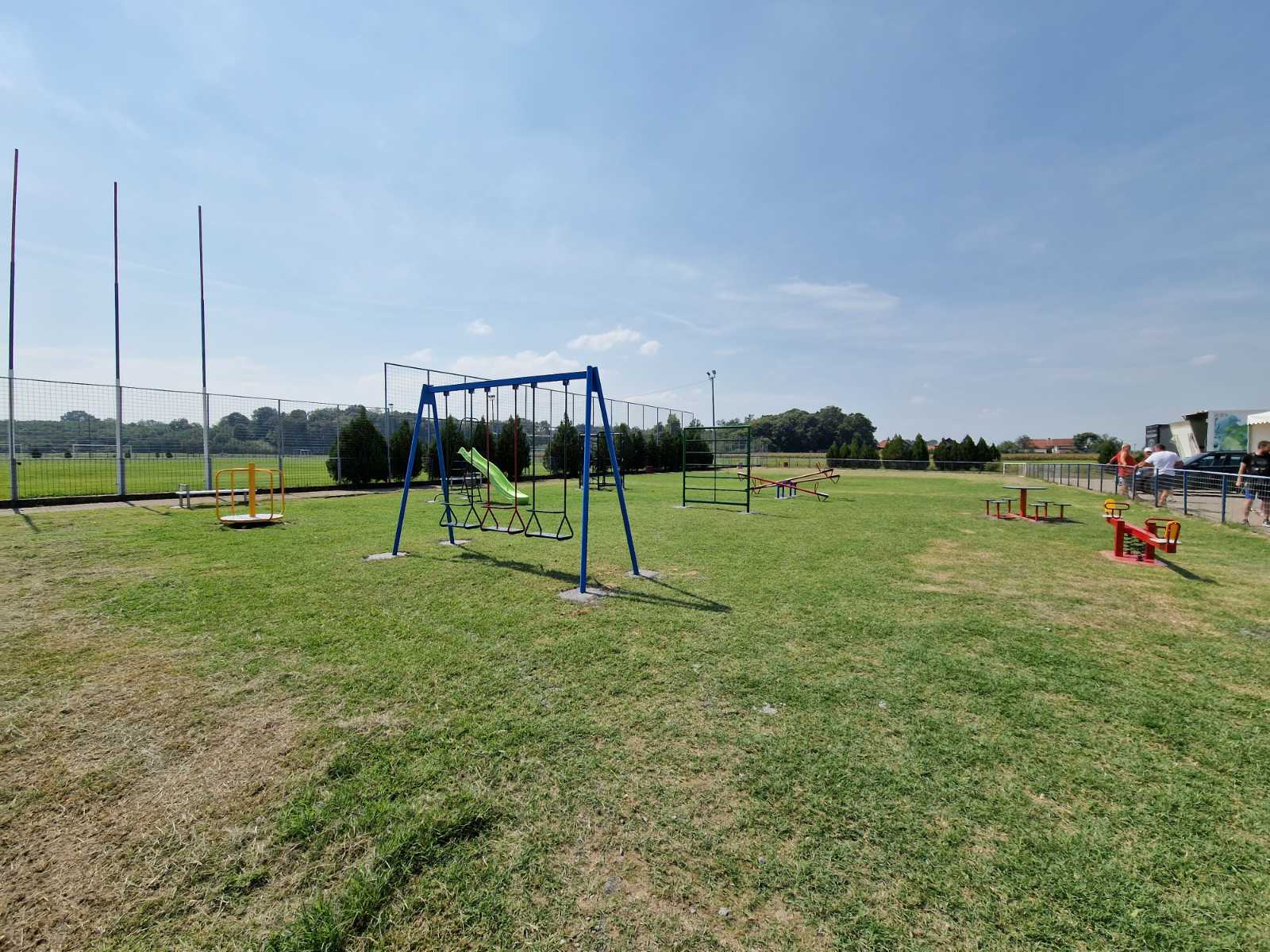 DJECI NA POKLON IGRALIŠTE Zupur i Nešić mališane obradovali školskim priborom i poželjeli da ih bude još više