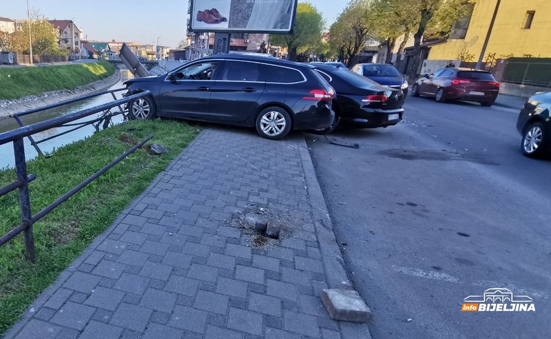 KARAMBOL U BIJELJINI Vozač izgubio kontrolu nad autom i zakucao se u parkirana vozila (FOTO)
