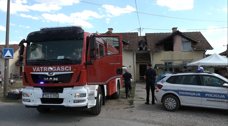 Požar u Brčkom: Spašavajući jednogodišnje dijete skočio kroz prozor i slomio nogu