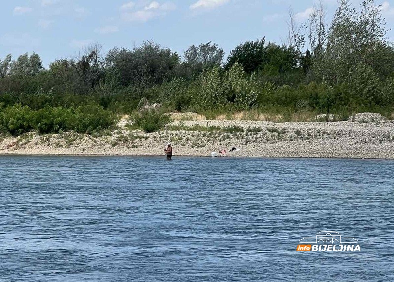 Spas od vrućine: Bijeljinac u Drini rashladio i sebe i konja (FOTO, VIDEO)