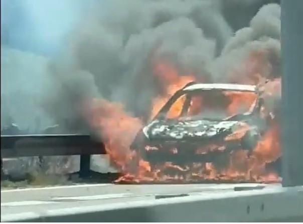 Dramatičan prizor na auto-putu Beograd-Niš: Automobil u plamenu