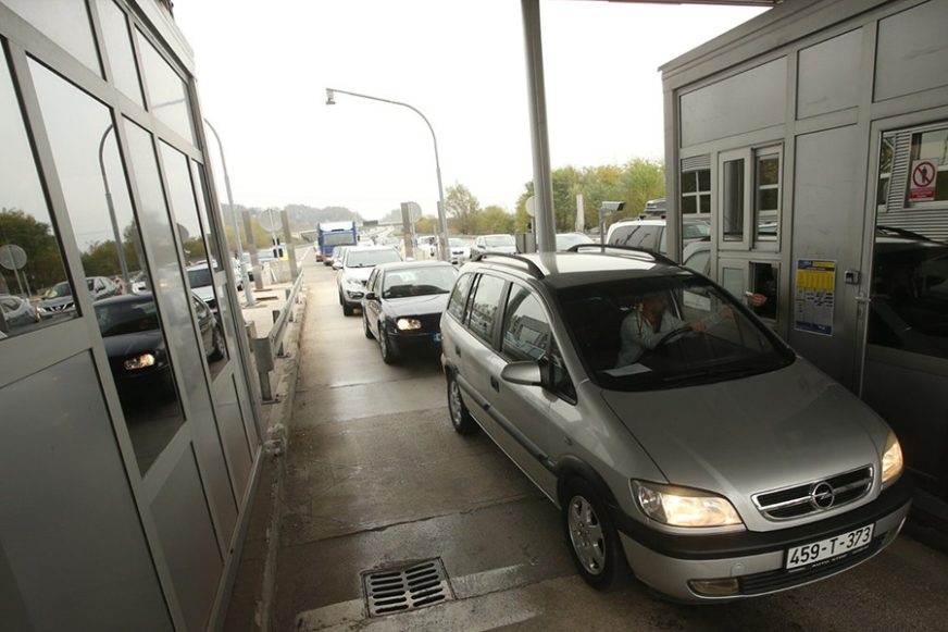 Digli rampu da vozači prođu, pa im sve u Gradiški skupo naplatili (FOTO)