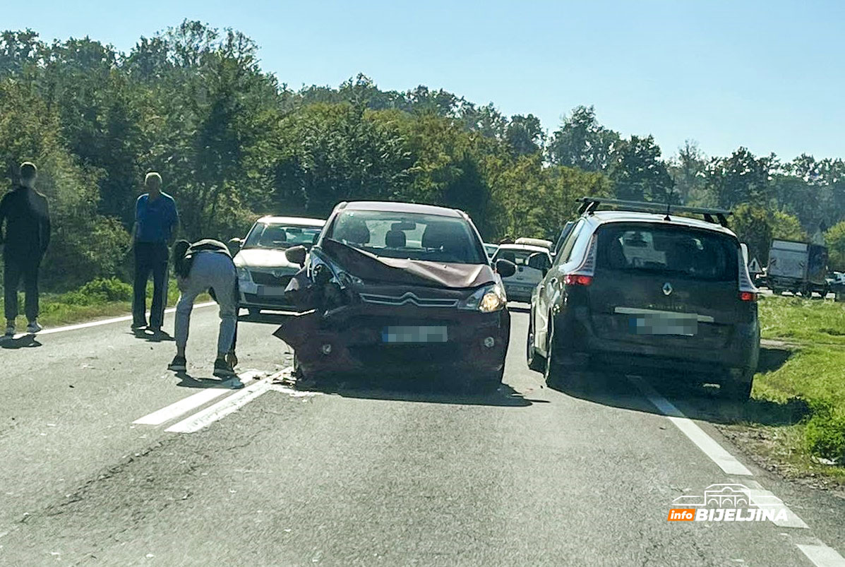 Sudar kod Bijeljine, dva vozila završila u kanalu (FOTO)